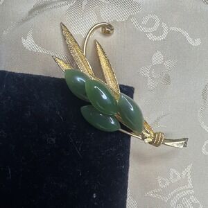 Vintage Gold Tone Jade Flower Brooch Floral Green Stone Pin Mid Century Style